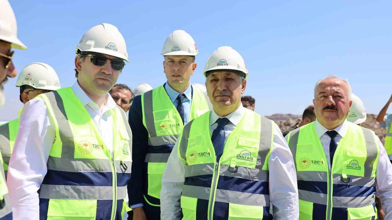 Dikili jeotermal ısıtmalı sera organize tarım bölgesinde ilk ruhsatlar yatırımcılara teslim edildi