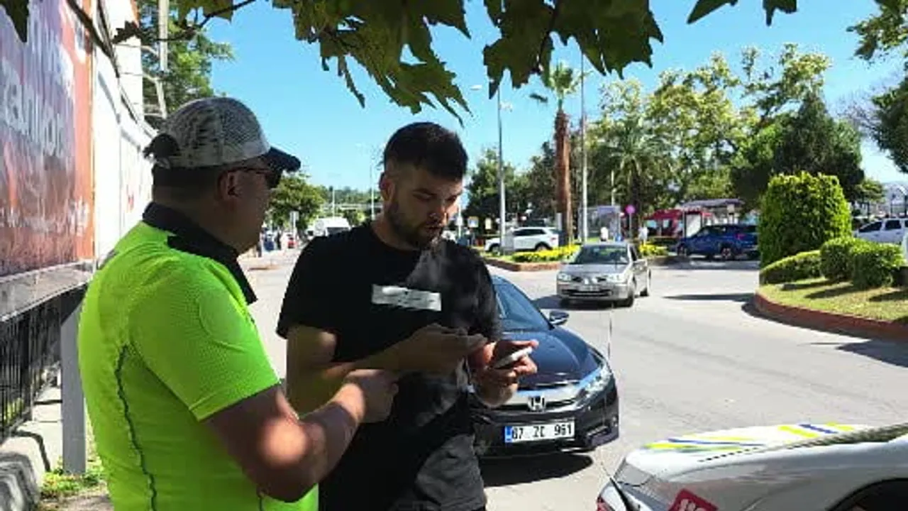 Dikkatli trafik polisi dolandırıcıların tuzağını bozdu