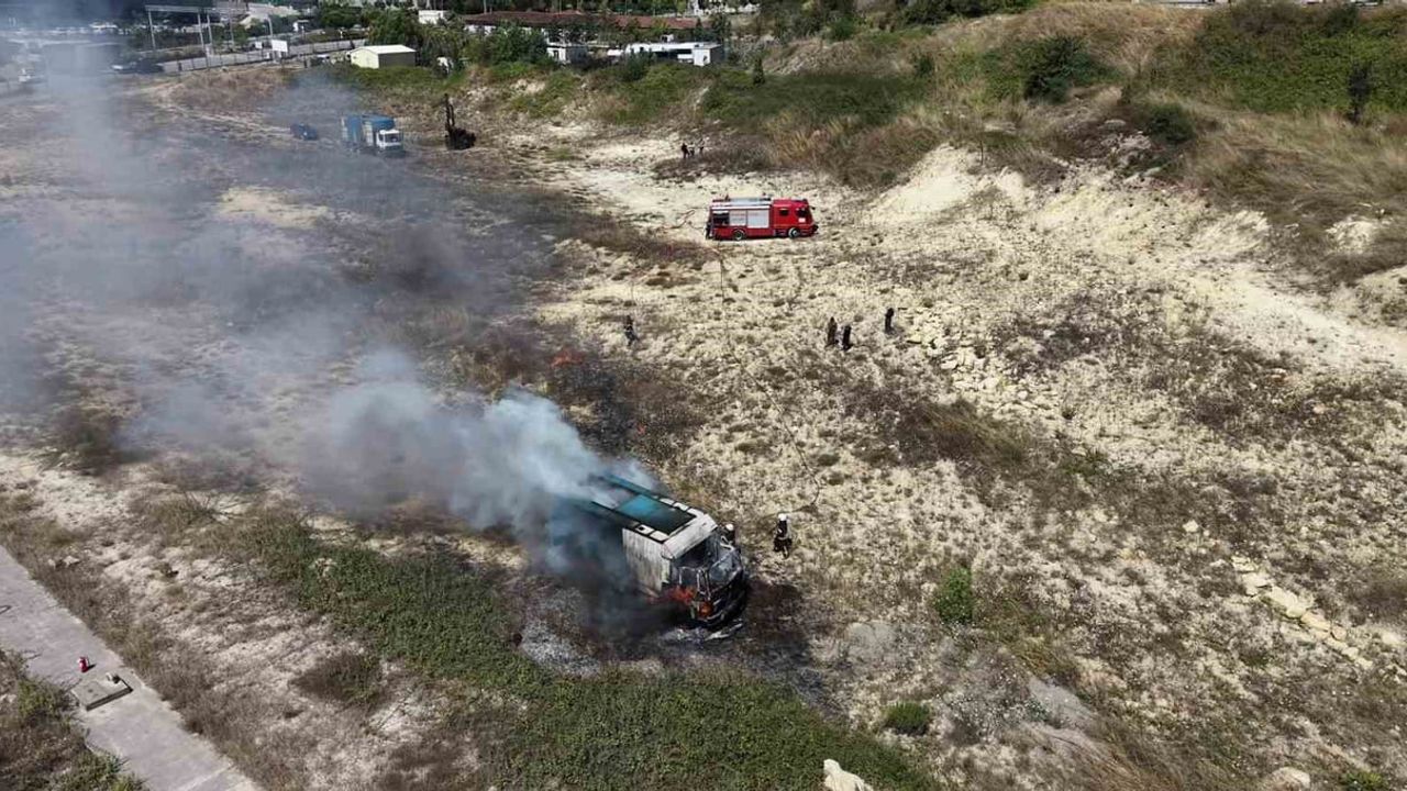 Dilovası'nda park halindeki kamyon alev aldı, itfaiye müdahalesi dronla kaydedildi