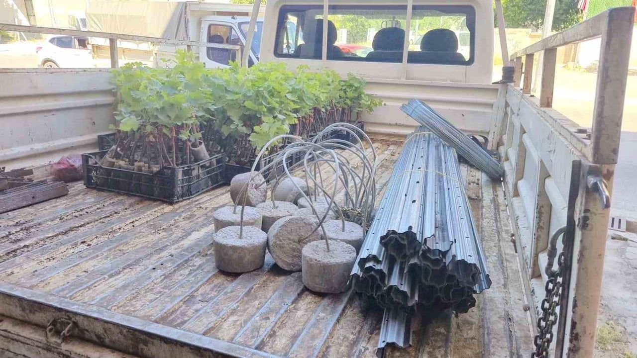 Dinar’da bağcılık projesi kapsamında üreticilere malzeme dağıtıldı