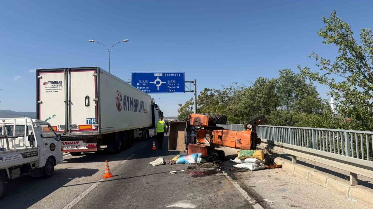 Dinar girişinde trafik kazası: devrilen traktörün sürücüsü yaşamını yitirdi