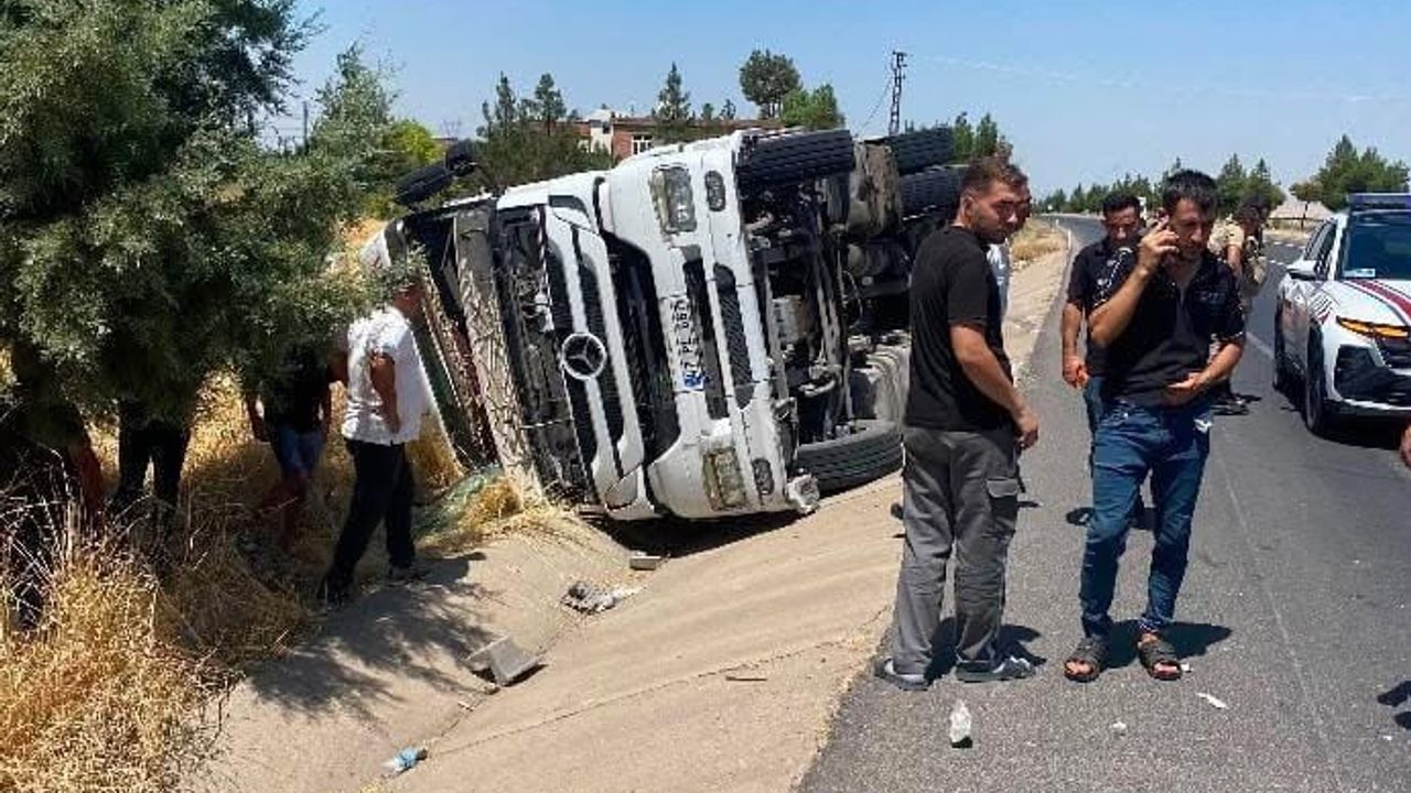 Diyarbakır Çınar kara yolunda tır devrildi, sürücü yaralandı