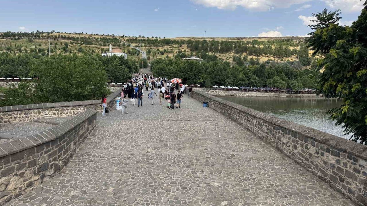 Diyarbakır'da 40 dereceyi aşan sıcaklar tarihi On Gözlü Köprüyü sessizleştirdi