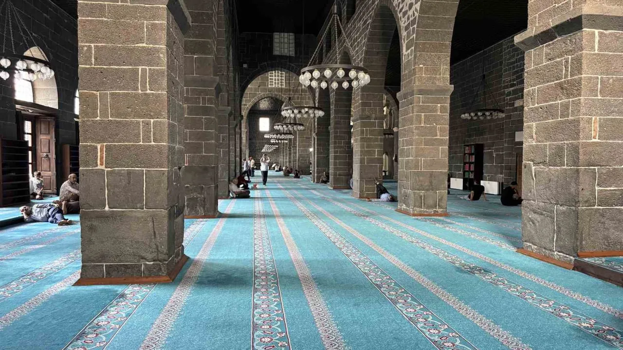 Diyarbakır'da 40 dereceyi gören vatandaşlar serinlemek için camilere yöneldi
