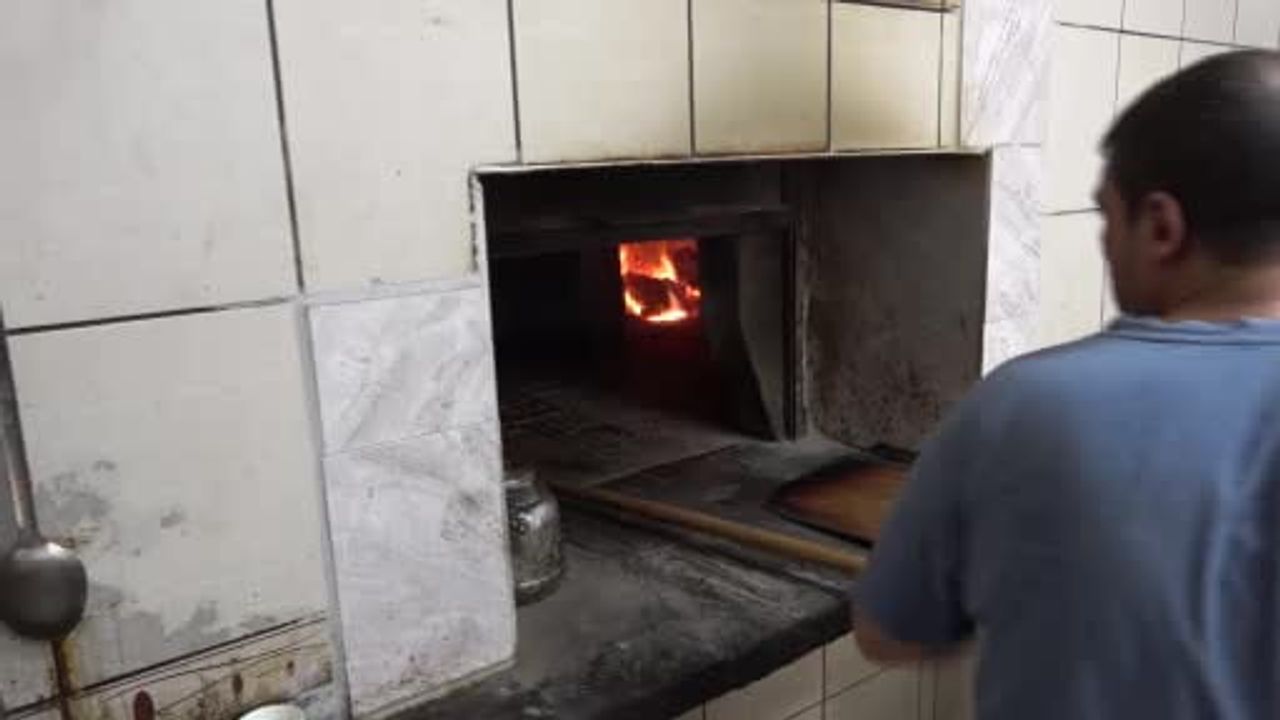 Diyarbakır’da 60 dereceye varan fırınlarda ekmek mesaisi