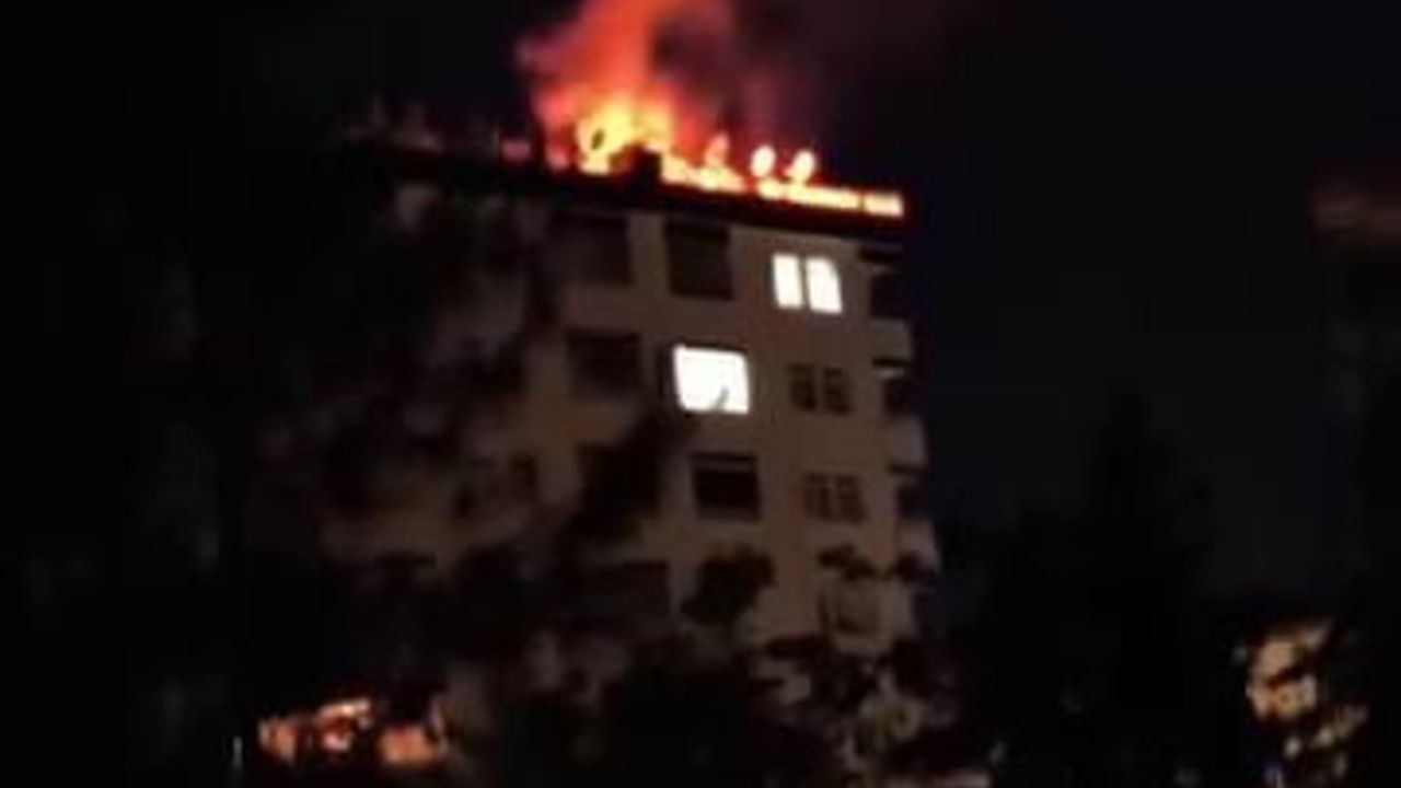 Diyarbakır'da 8 katlı binanın çatı katında yangın