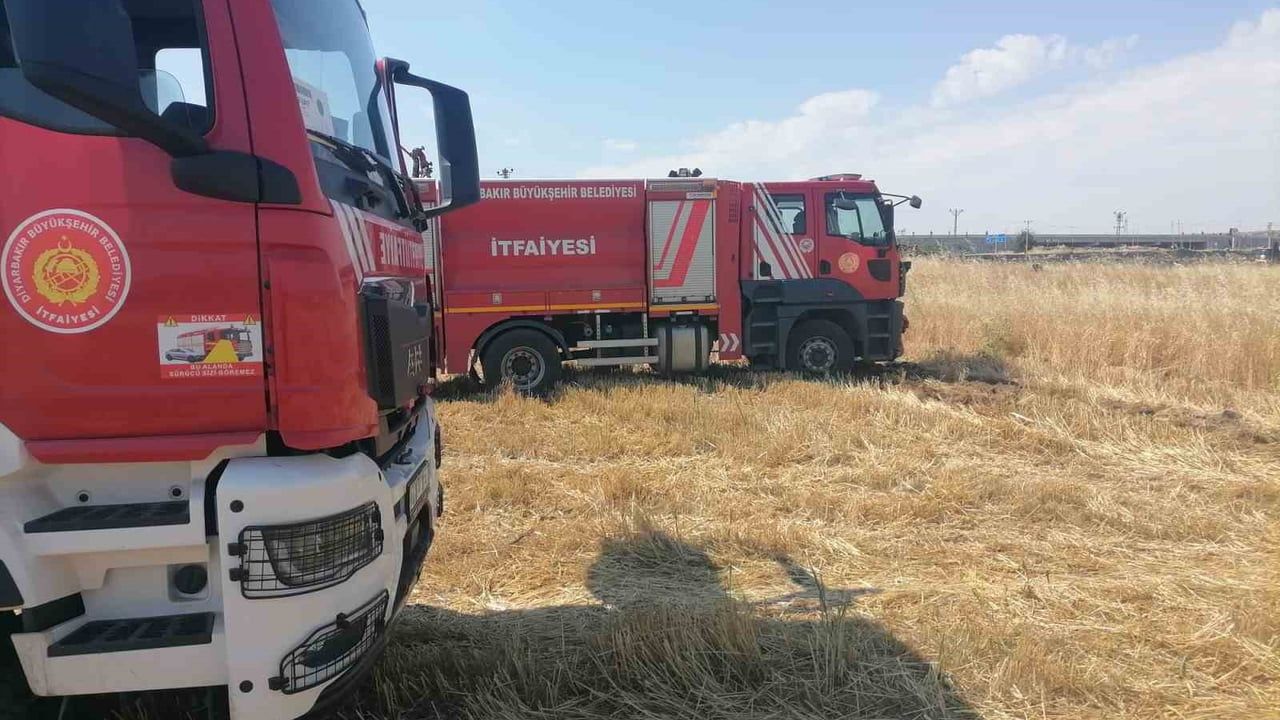 Diyarbakır’da anız yangınlarına itfaiye müdahale etti