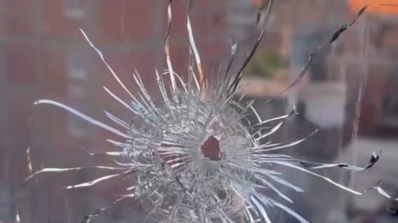 Diyarbakır’da evin penceresine kurşun isabet etti