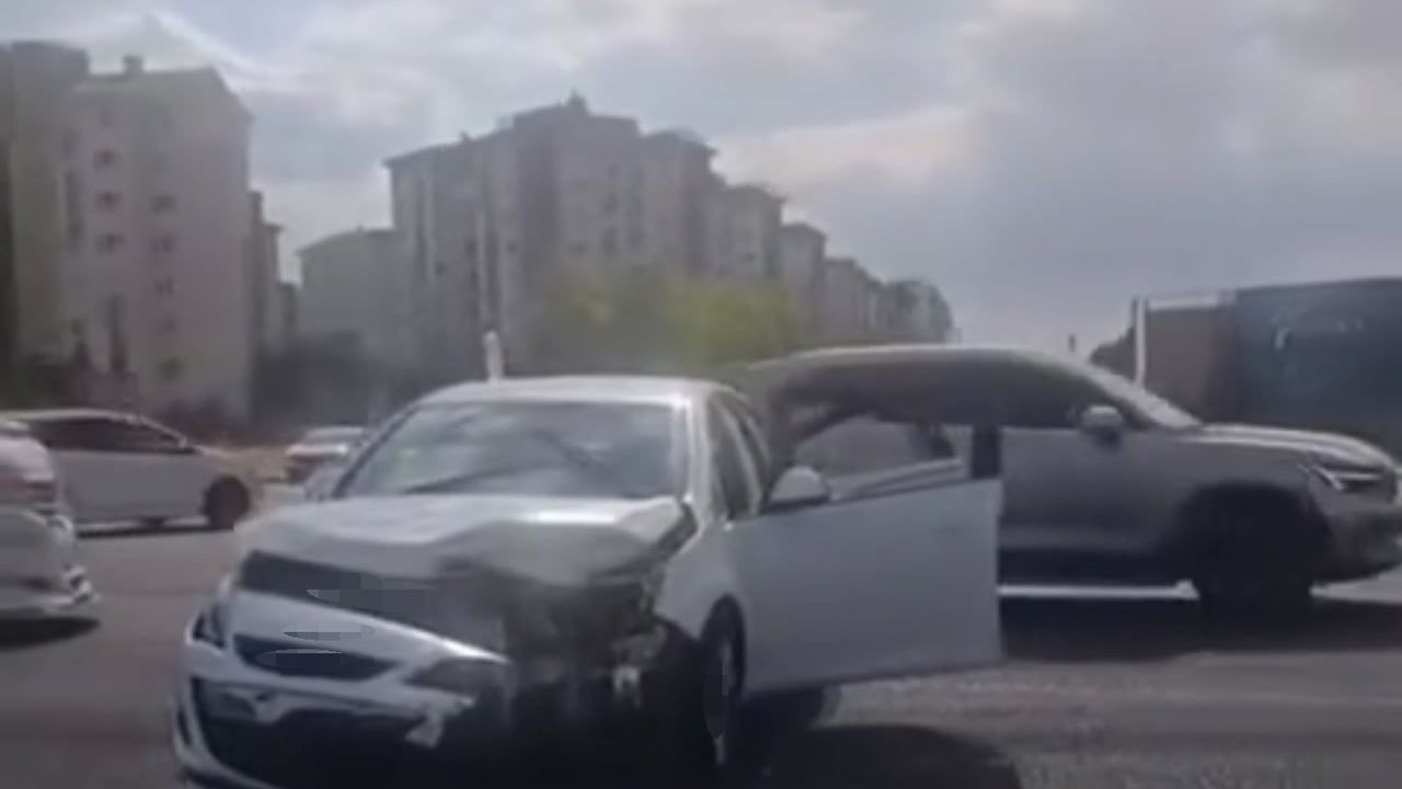 Diyarbakır'da iki otomobil çarpıştı: 3 yaralı