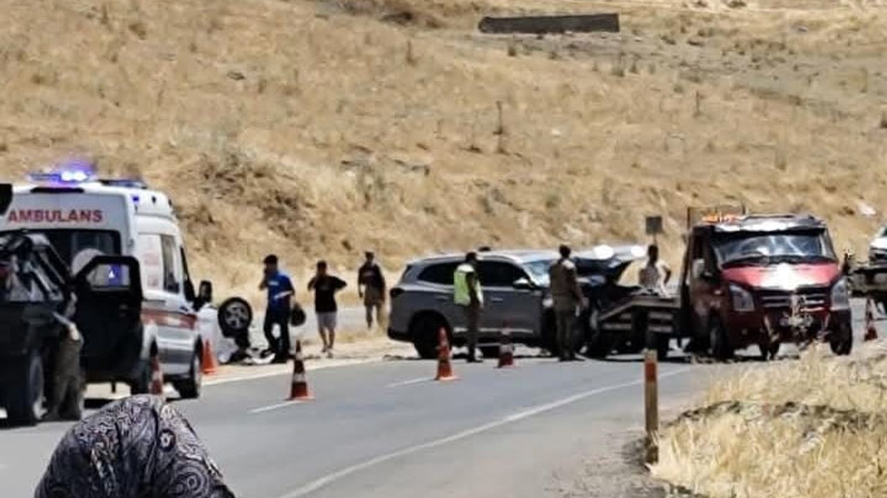 Diyarbakır'da iki otomobilin çarpışması sonucu 9 kişi yaralandı