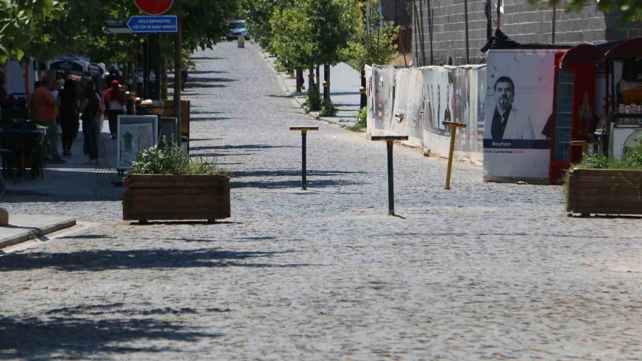 Diyarbakır'da kavurucu sıcaklar çarşıyı öğlene kadar uyutuyor