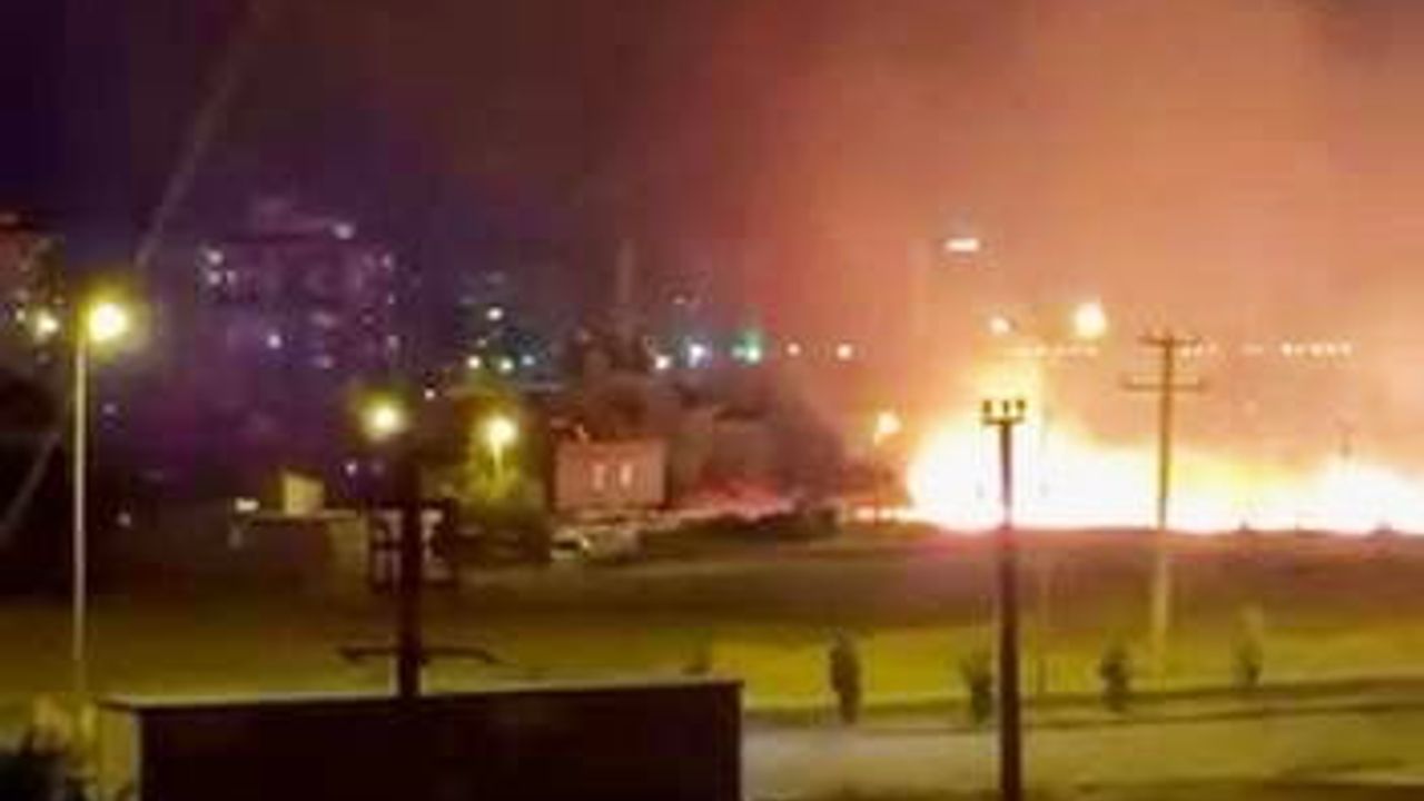 Diyarbakır'da kuru ot yangını itfaiyenin müdahalesiyle evlere sıçramadan kontrol altına alındı