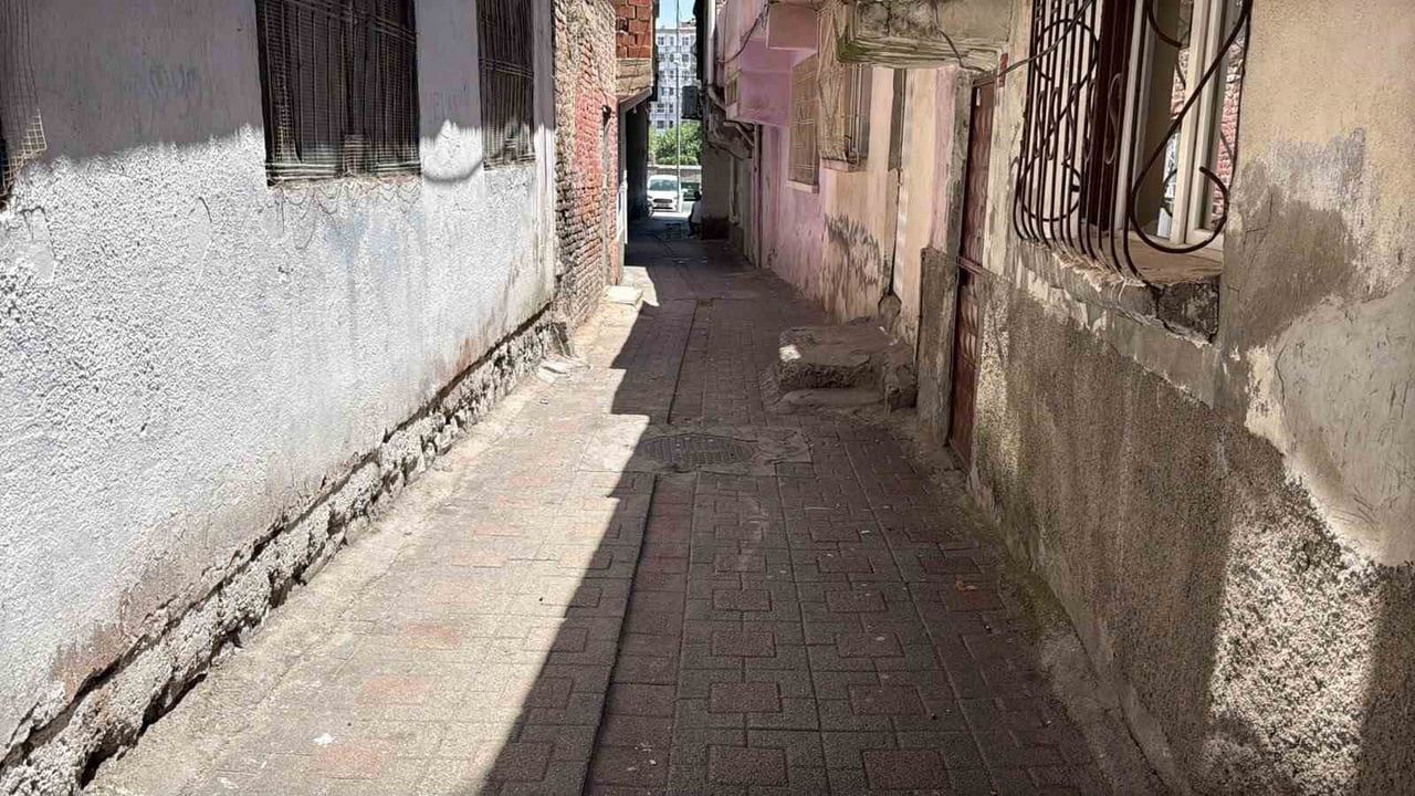 Diyarbakır'da müstakil eve silahlı saldırı: 20'den fazla kovan tespit edildi
