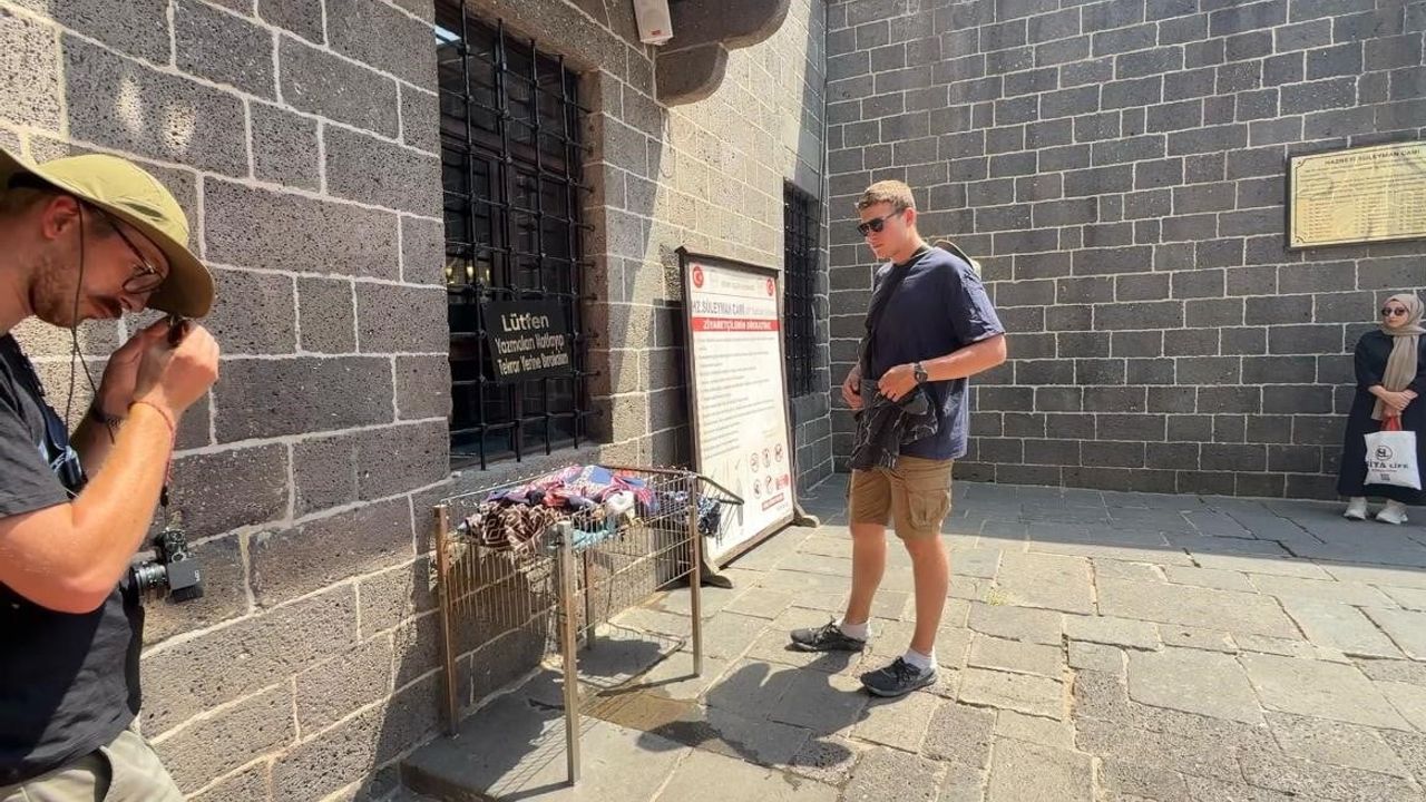 Diyarbakır’da örnek ziyaretçi hassasiyeti: fransız turist şortunu tülbentle kapattı