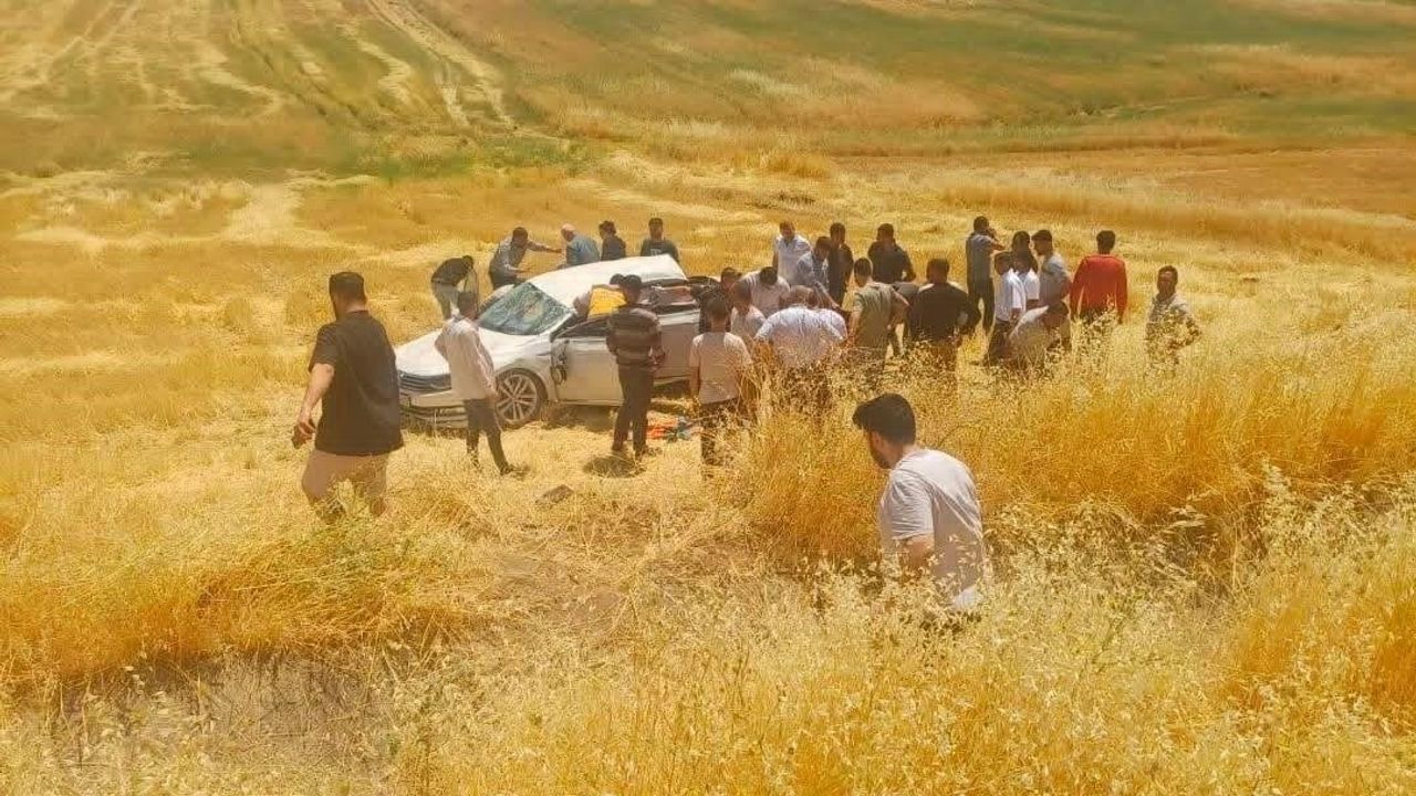 Diyarbakır'da otomobil tarlaya yuvarlandı: 5 yaralı