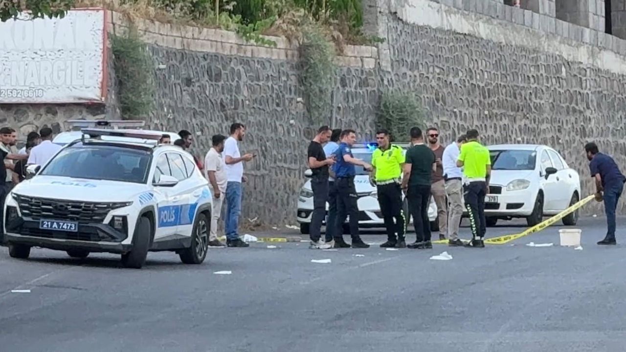 Diyarbakır'da seyir halindeki araca silahlı saldırı: 1 ağır yaralı