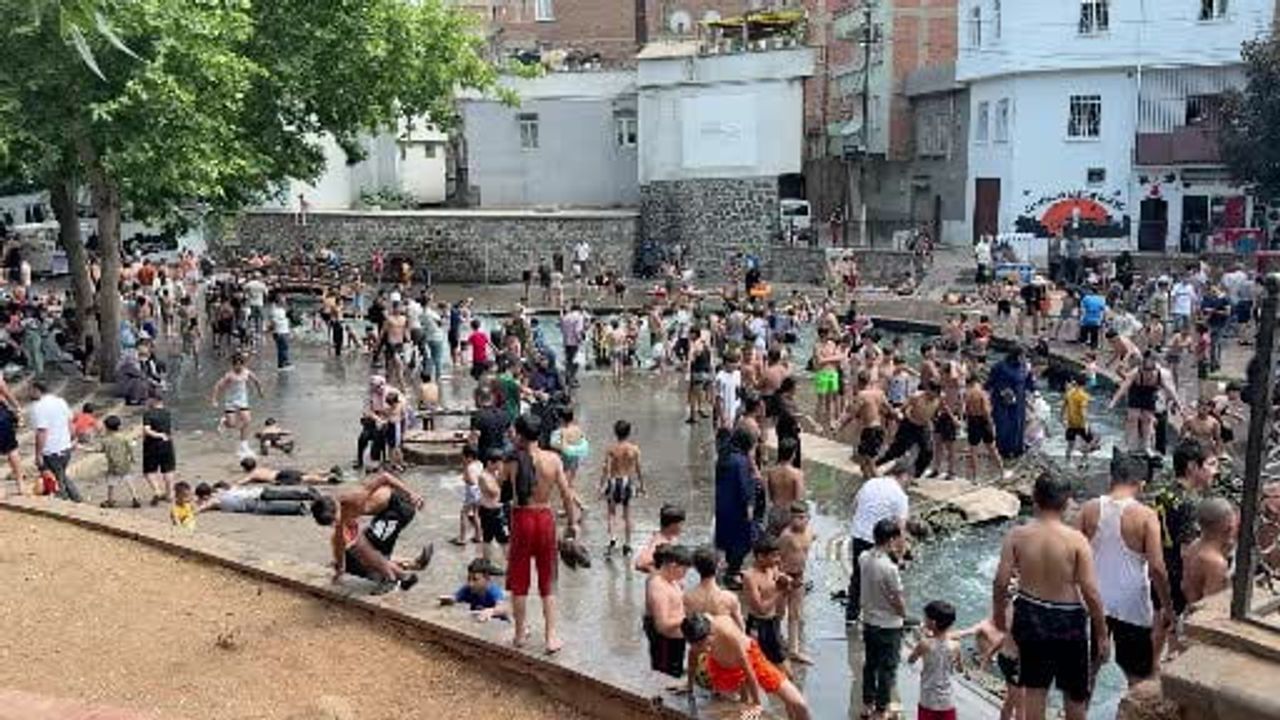 Diyarbakır'da sıcaklardan kaçış: çocuklar süs havuzunda serinledi