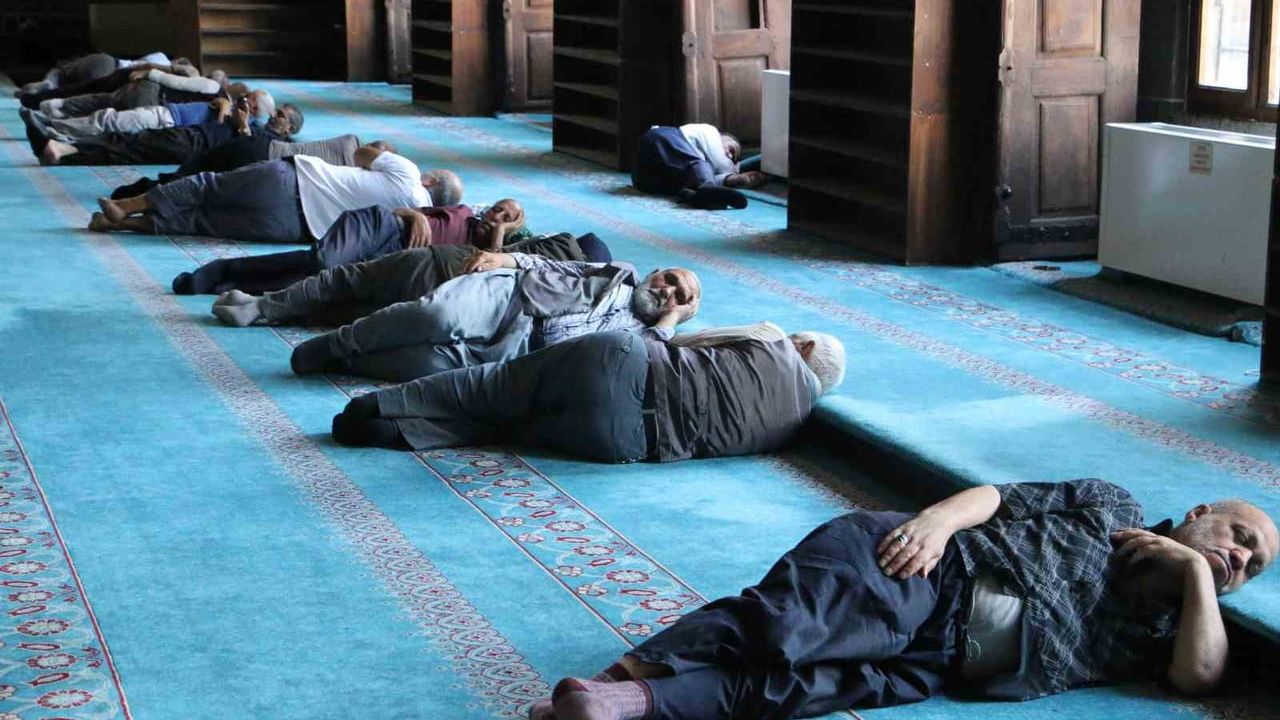 Diyarbakır’da turistler sıcak havadan korunmak için camilere sığındı
