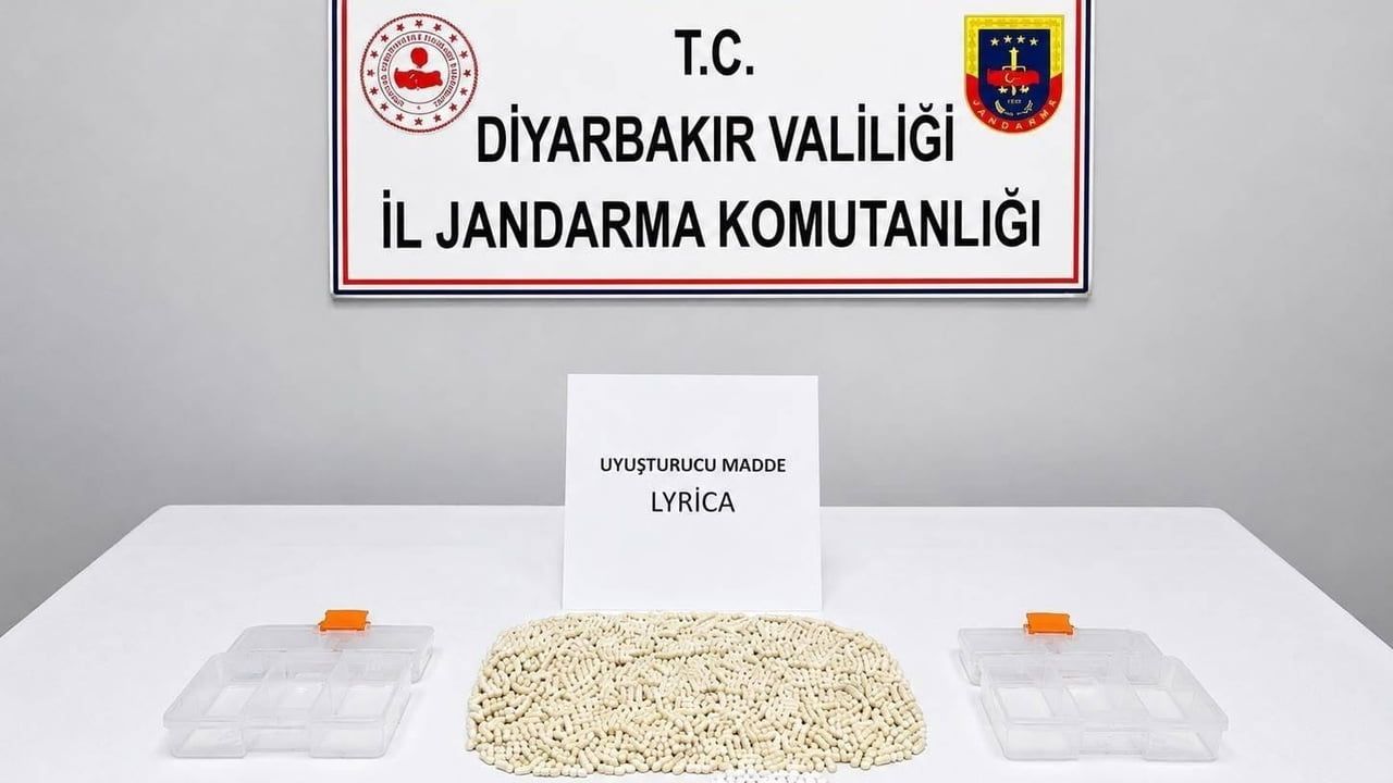 Diyarbakır’da uyuşturucu operasyonunda bin 91 sentetik ecza hap ve 2.2 kilo toz esrar ele geçirildi