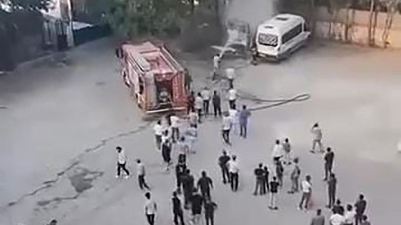 Diyarbakır'ın Silvan ilçesinde park halindeki minibüs alev aldı