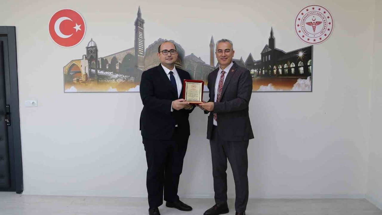 Diyarbakır sağlık müdüründen Dicle ilçe sağlık müdürüne plaket