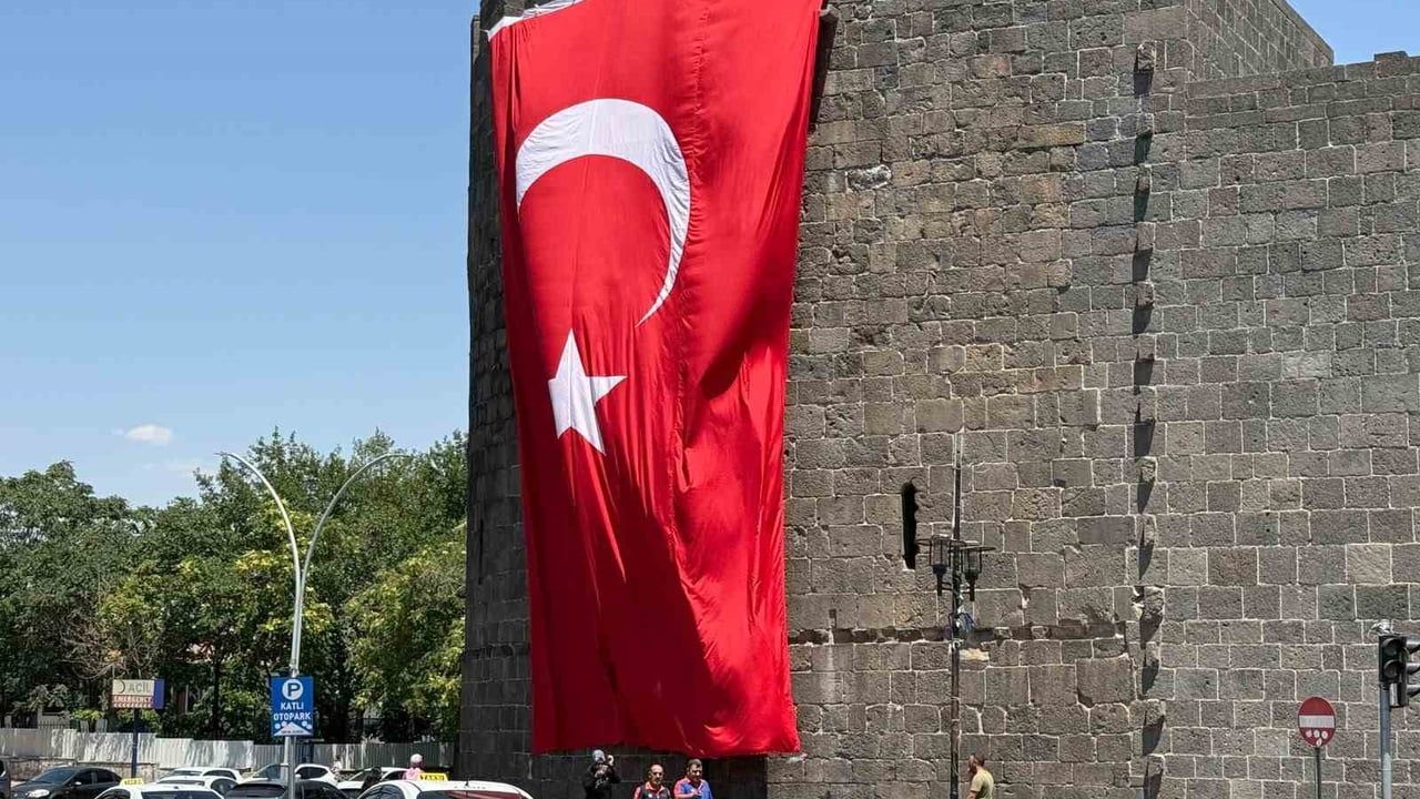 Diyarbakır surlarına dev Türk bayrağı asıldı
