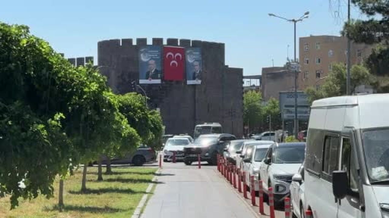 Diyarbakır surlarına MHP lideri Bahçeli posteri asıldı, barış ve kardeşlik çağrısı