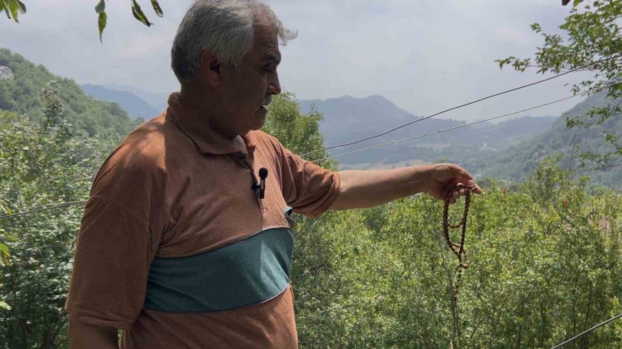 Doğadan topladığı andız çekirdeklerini koleksiyonluk tespihlere dönüştürüyor