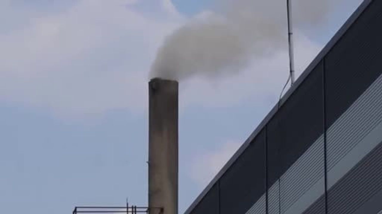 Doğan Tekstil'in bacasından yükselen siyah duman mahalleliyi bezdirdi