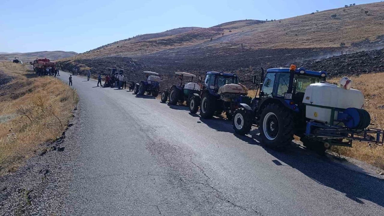 Doğanşehir'de anız yangınına traktör ve köylü dayanışmasıyla müdahale