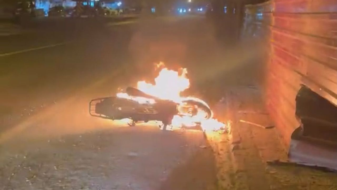 Doğanşehir'de seyir halindeki motosiklet alev aldı