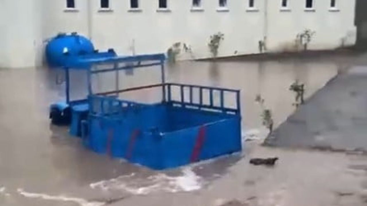Doğanyurt'ta sağanak Meset Çayı'nı taşırdı, cami ve sokaklar etkilendi