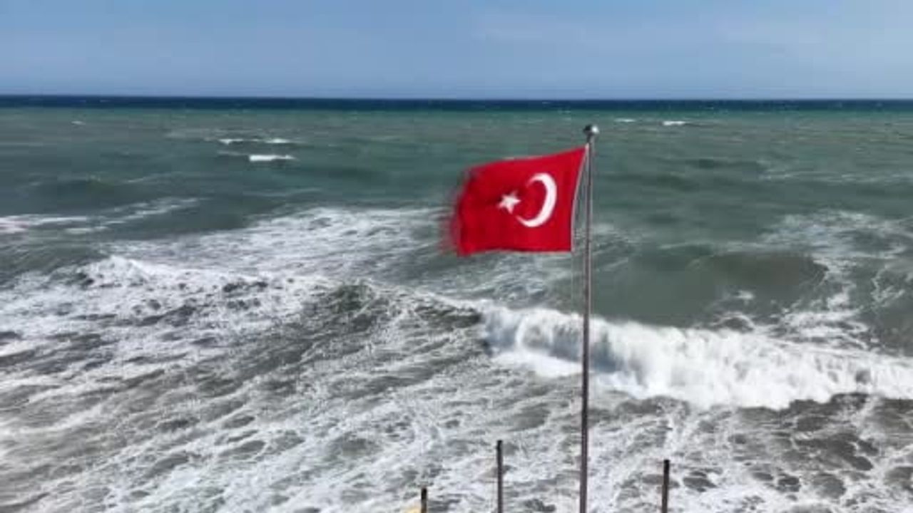 Doğu Akdeniz'de rüzgar sertleşti, kıyılarda dalgalar vuruyor