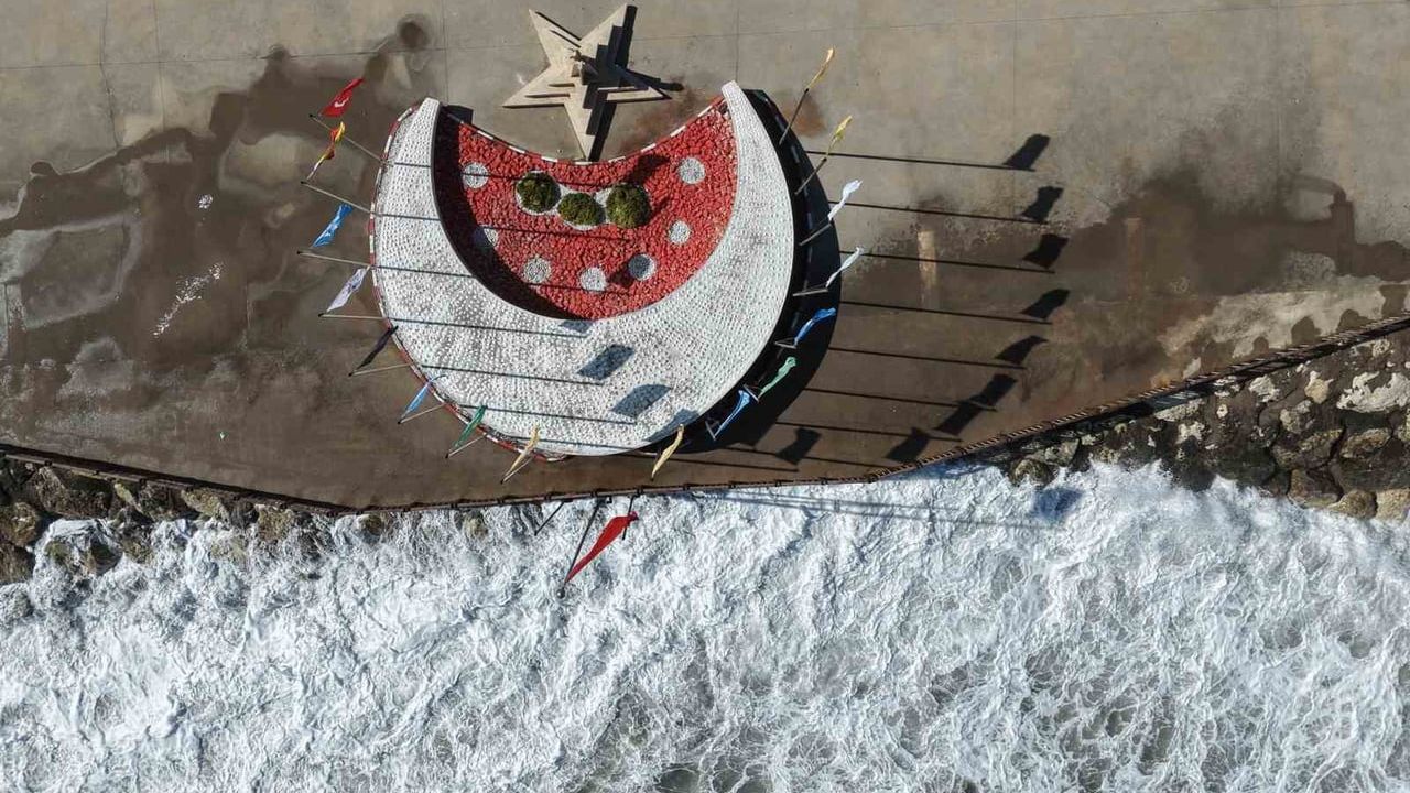 Doğu Akdeniz’de rüzgar şiddetlendi: Mersin sahillerinde metreleri bulan dalgalar