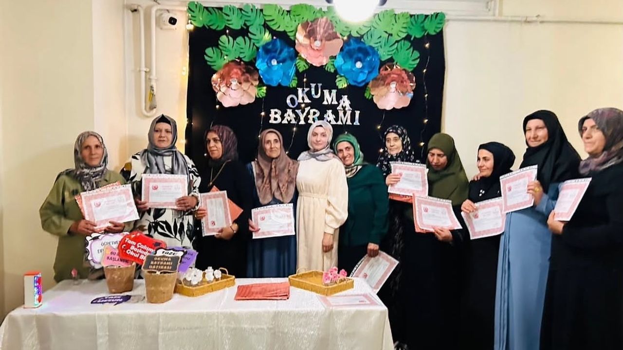 Doğubayazıt’ta okuma yazma öğrenen kadınlar için okuma bayramı düzenlendi