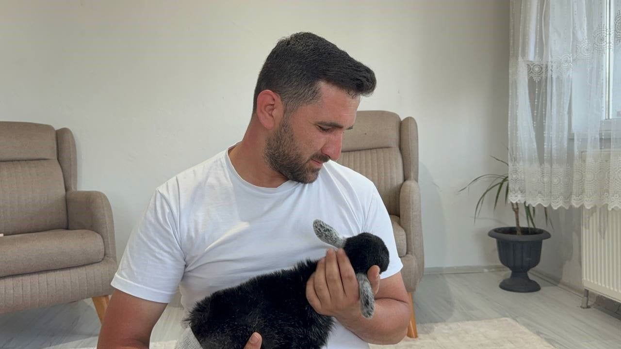 Doğuştan engelli yavru keçiyi sahiplenip evlatları gibi büyütüyorlar