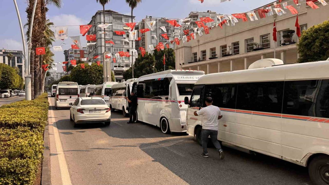 Dolmuş güzergahı değişikliği yaşlı kadının gözyaşına ve şoförlerin protestosuna yol açtı
