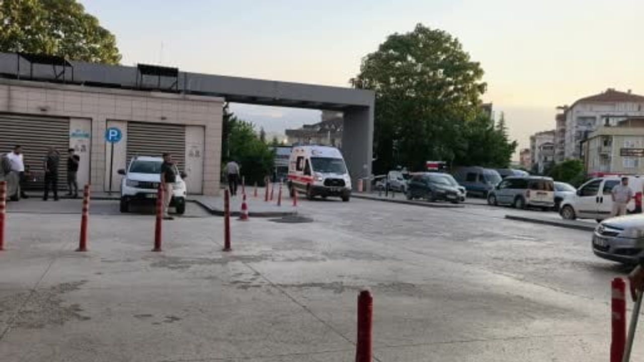 Domaniç'te elektrikli testereyle çalışan genç parmaklarını ağır yaraladı