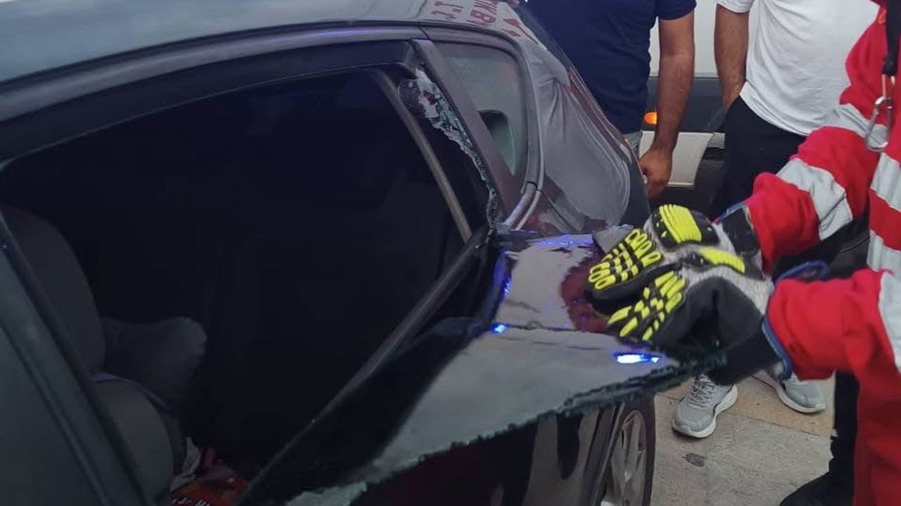 Dörtyol'da hastane parkında araçta kilitli kalan çocuk itfaiye tarafından kurtarıldı
