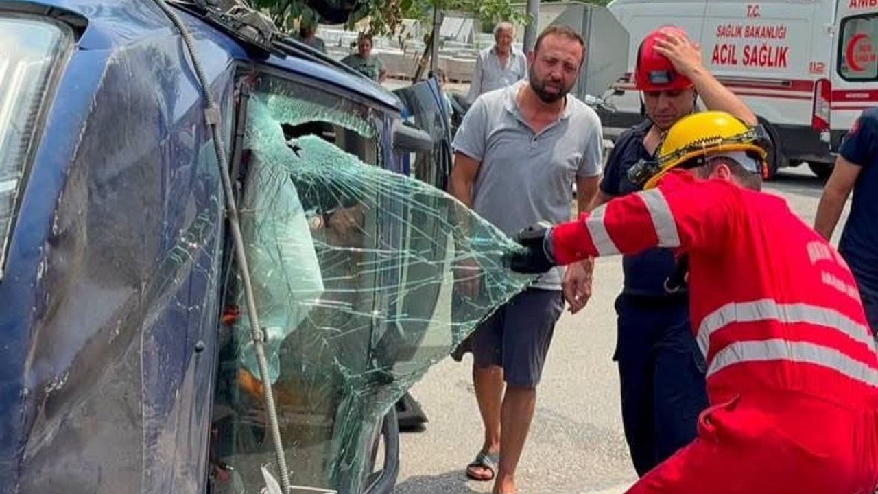 Dörtyol'da kavşakta çarpışan otomobil takla attı; sürücü yaralandı