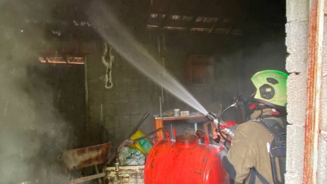 Dörtyol'da metruk bina yangını kontrol altına alındı