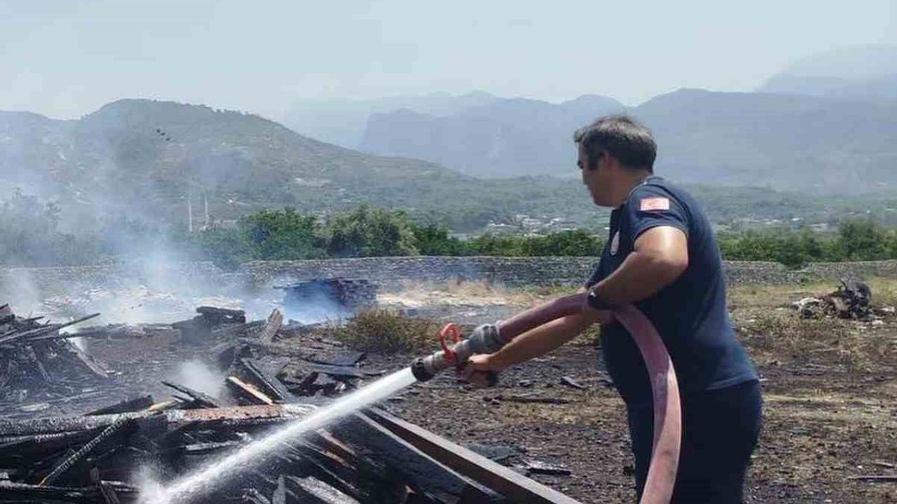 Dörtyol'da palet atölyesinde çıkan yangın kısa sürede söndürüldü