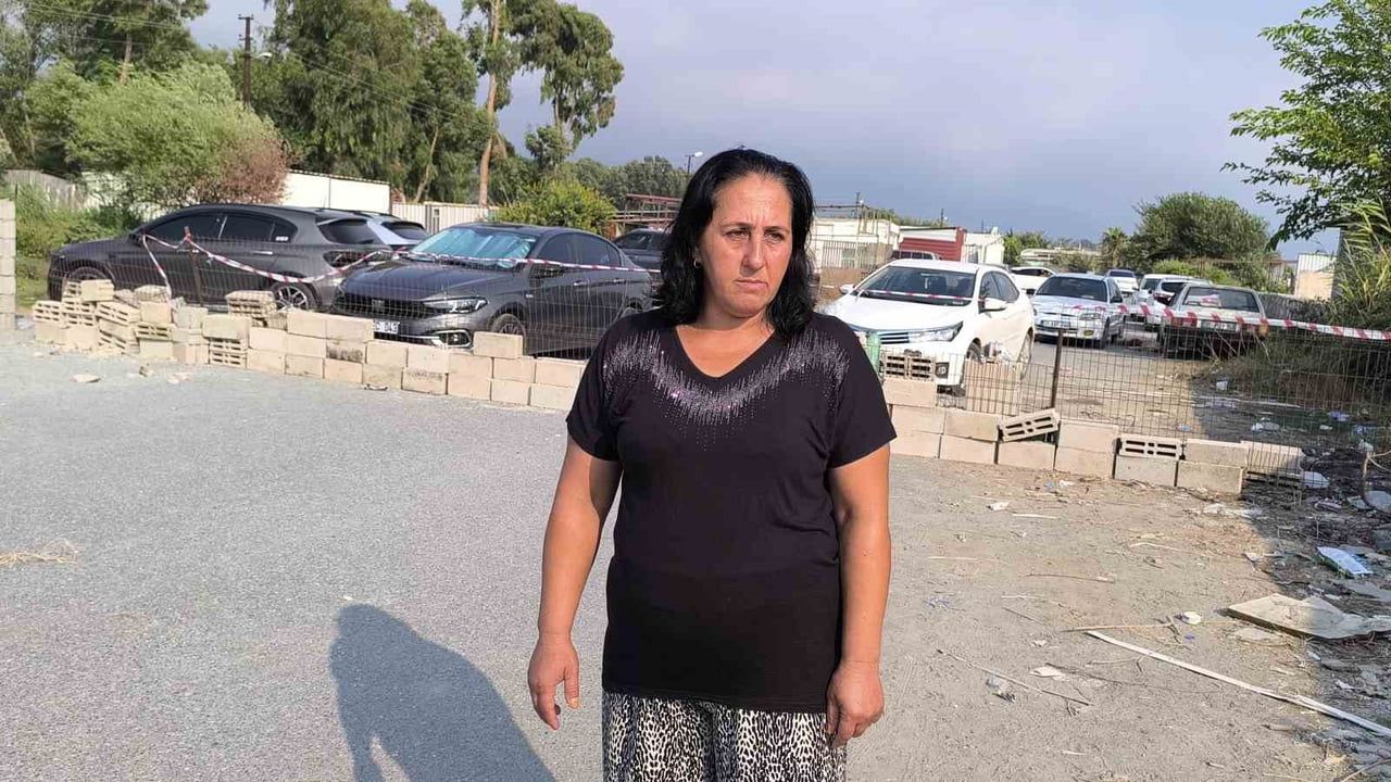 Dörtyol'da ruhsat alamayan işletme sahibi yolu kapattı