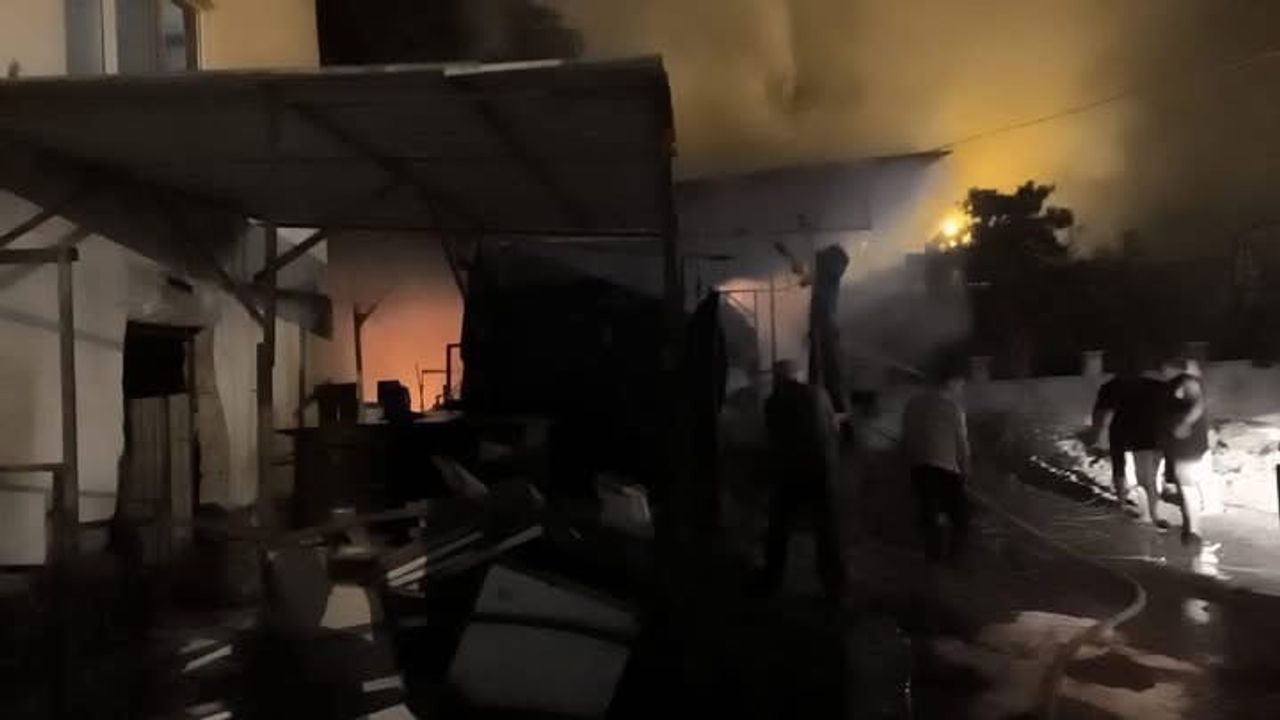 Dörtyol'da samanlık yangını itfaiyenin müdahalesiyle kontrol altına alındı