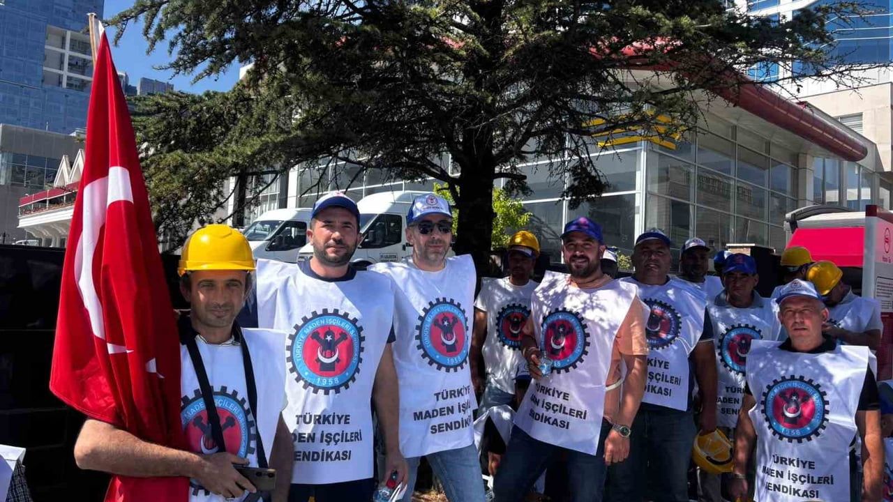 Doruk madencilik işçileri ödenmeyen hakları için şirket önünde eylemde