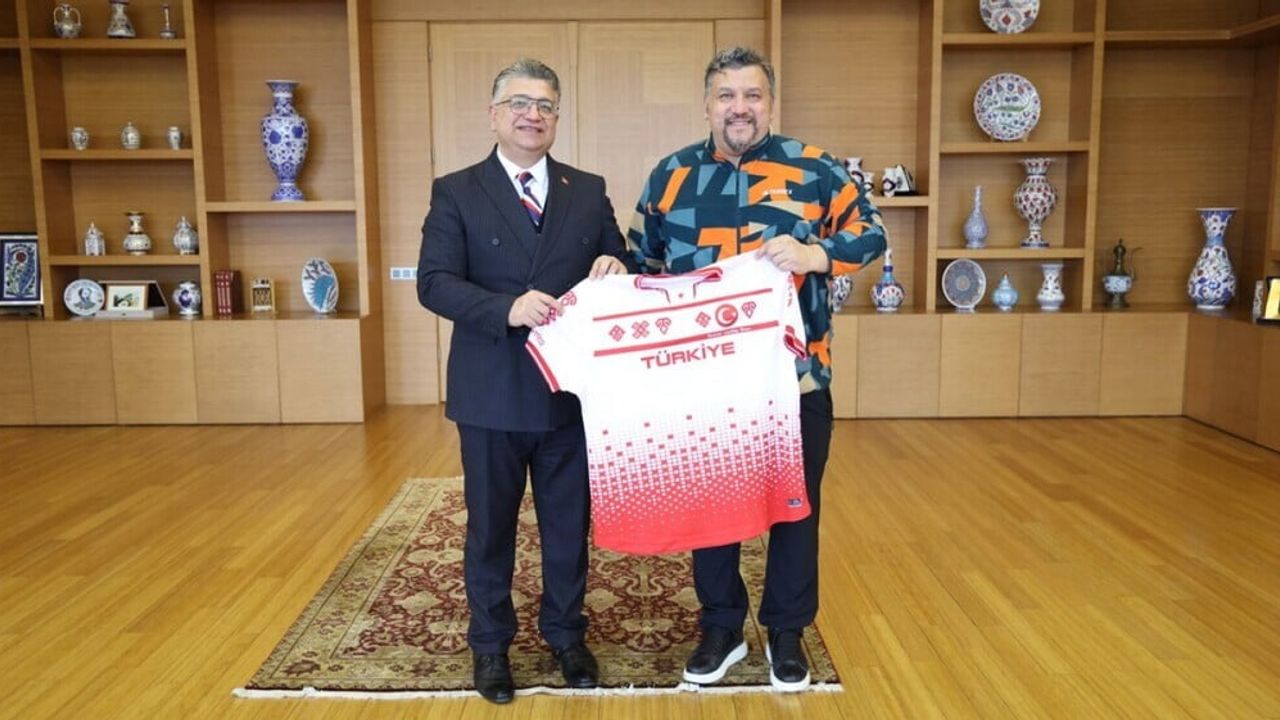 DPÜ öğretim üyesi Mustafa Said Erzeybek, kadın curling millî takımının tarihi başarısında teknik kadroda