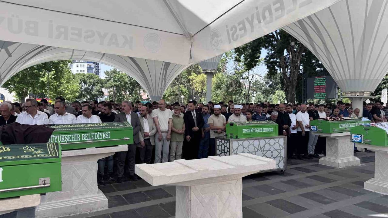 Düğün yolunda yaşamını yitiren genç kadın memleketinde toprağa verildi