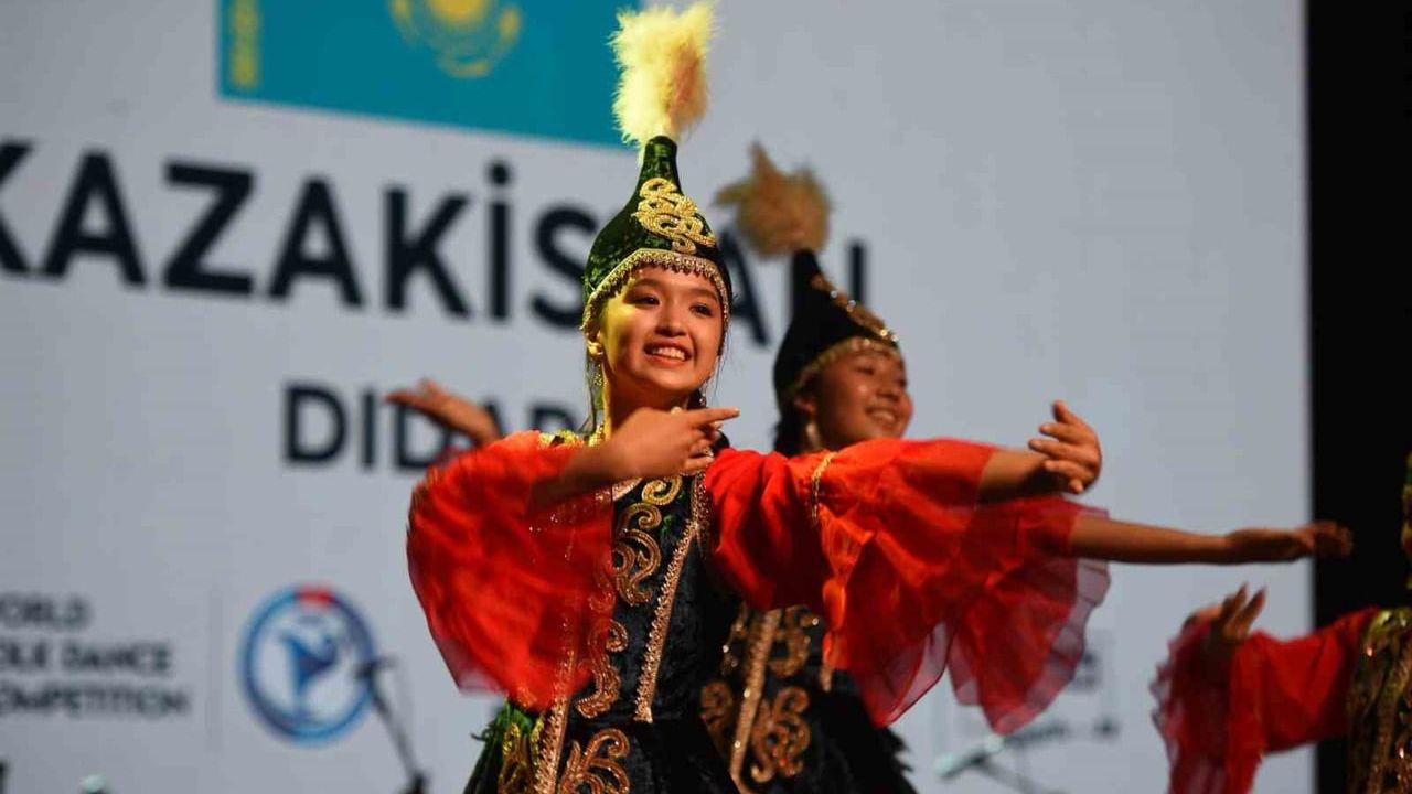 Dünya halk dansları Balıkesir'de sahnelendi