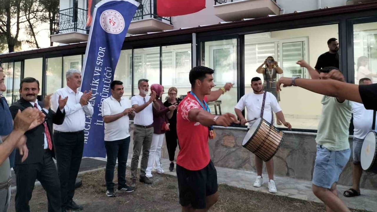 Dünya şampiyonu Karahan, Köyceğiz'de coşkuyla karşılandı