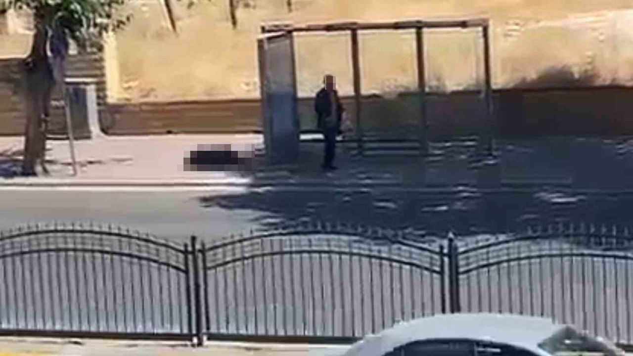 Durakta bekleyen boşanma aşamasındaki eşini silahla ağır yaraladı
